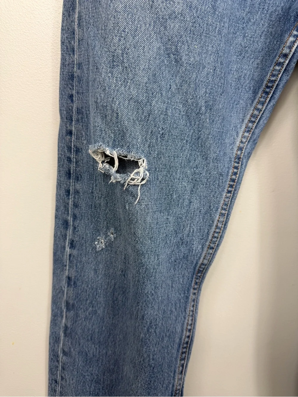 Vintage Levi’s 505 Regular Fit Straight Leg Jeans Distressed Medium Wash 34x30